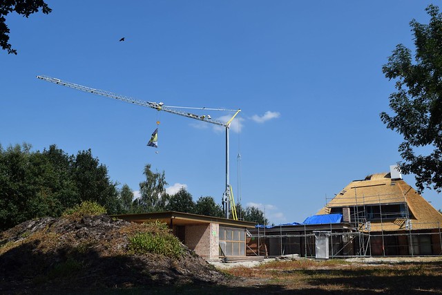 Bouwplaats met kraan - construction site with crane
