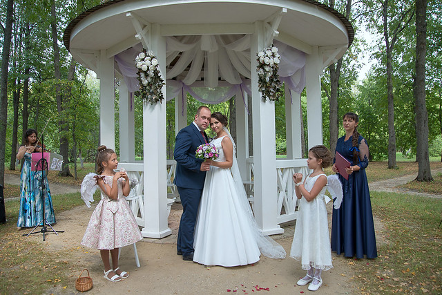 Свадебная церемония росписи молодоженов в беседке Дальнего сада в «Тарханах». Фото: Александр Семенов