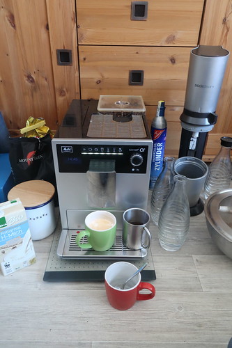 Kaffeezubereitung mit in Wohnzimmer ausgelagertem Kaffeevollautomaten