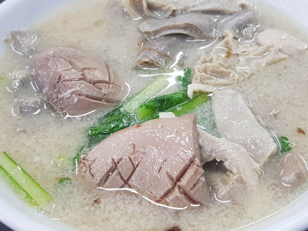 干撈老鼠粉 Dry rat noodle rm$3.90 & 豬雜湯 Supreme mixed soup rm$16.50 @ 鼎香生肉麵 Restoran Ding Xiang Sang Nyuk Noodles SS15