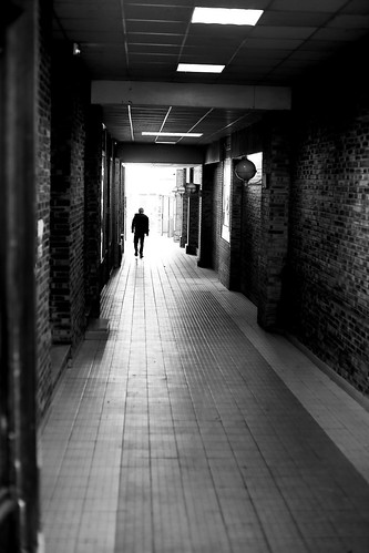 paris13 homme man couloir corridor lumière light silhouette stones pierres photoderue streetview urbanarte noiretblanc blackandwhite photopascalcolin 50mm canon50mm canon