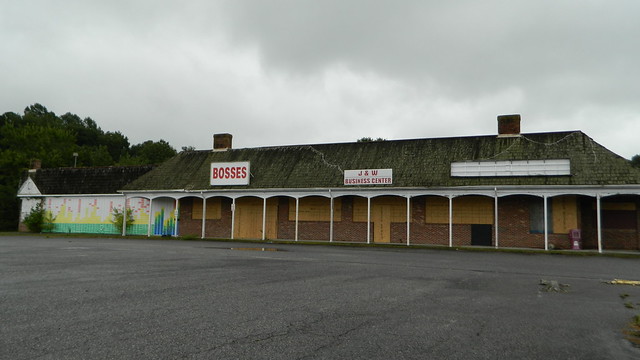 Colonial Corner Shopping Center stores (closed)