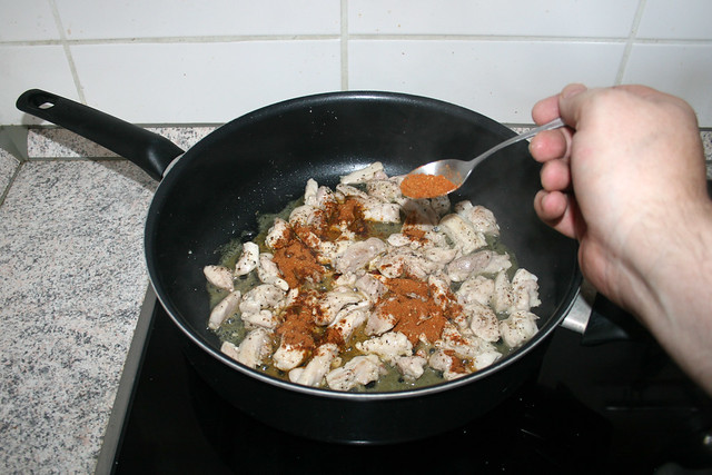 15 - Add chicken seasoning / Hähnchengewürz einstreuen
