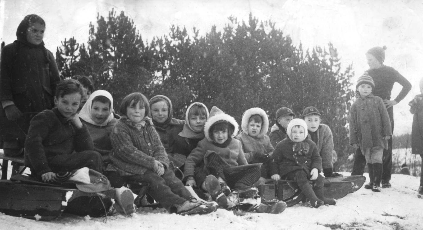 Apprentissage de la luge par les enfants d'Orgelet dans les années 1930