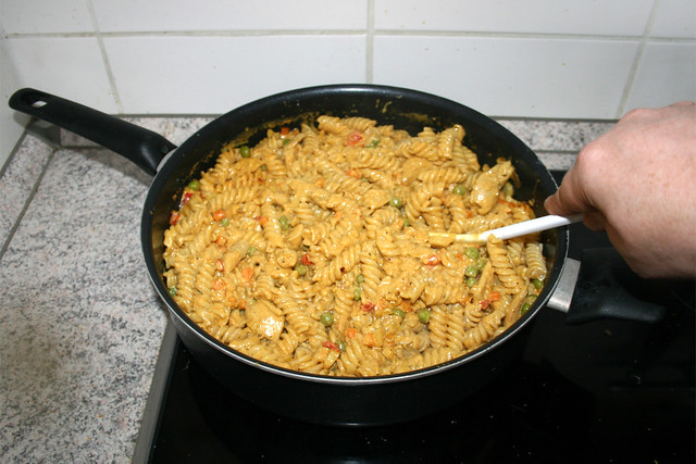 35 - Mix noodles with sauce / Nudeln mit Sauce vermischen