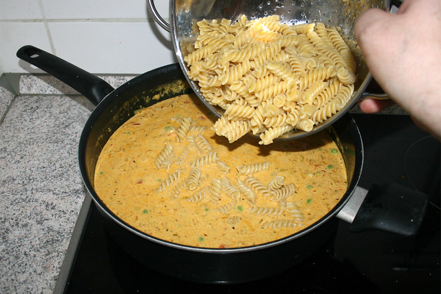 34 - Put noodles in sauce / Nudeln in Sauce geben