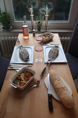 Gegrillte Dorade mit mediterranem Ofengemüse und Ciabatta (Tischbild)