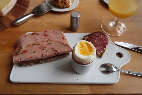 Fleischkäse mit Paprika und Rindermettwurst auf Majannebrot zum Frühstücksei