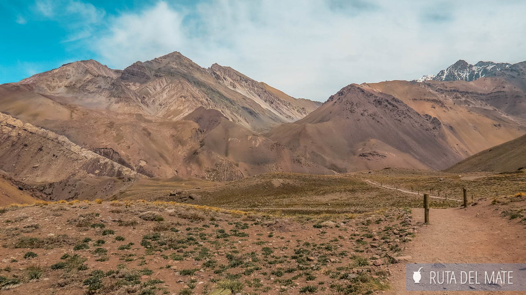 Camino señalizado hacia el cerro Aconcagua