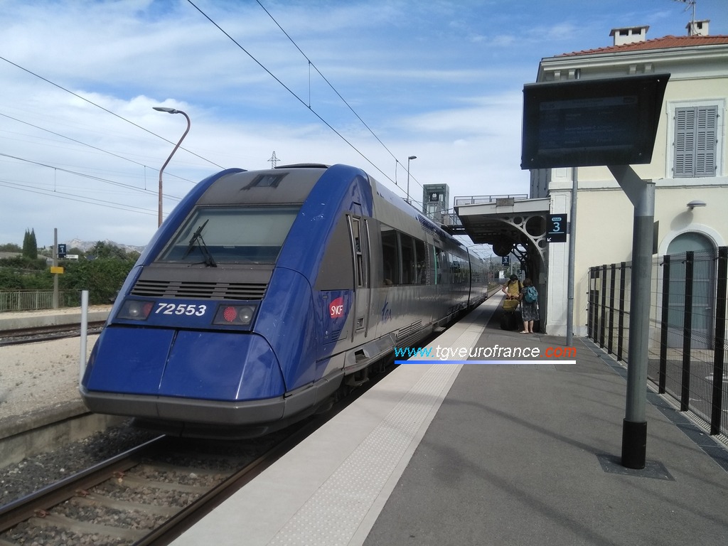 Un autorail XTER Alstom (X72553-X72554 TER SNCF PACA) marquant l'arrêt en gare de La Penne-sur-Huveaune