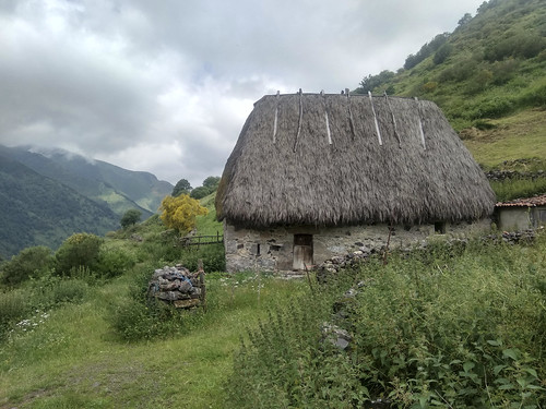 braña pornacal villar de vildas somiedo asturias españa valle del pigueña cabaña