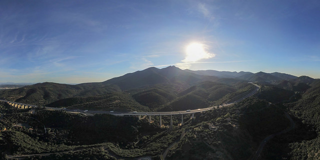 Vue aérienne panoramique de l'autoroute à la frontière espagnole