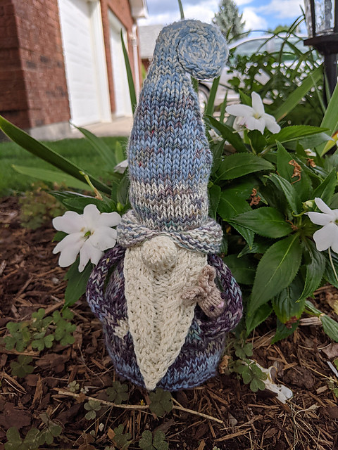 Here is Linda’s Gnicki Sixx! She even knit a Teeny Tiny Knitted Toy by Little Cotton Rabbits for her Gnicki...Can you see it?