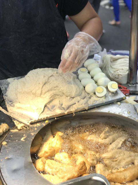 （萬華小吃）大排長龍手工現做的旗魚黑輪　佛新老闆包了水煮蛋只