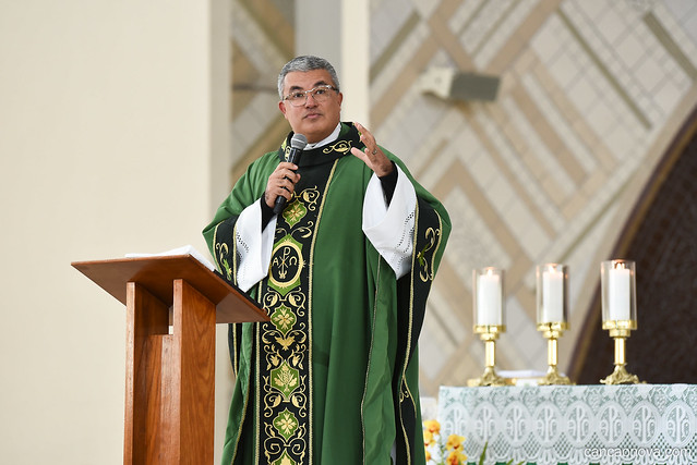 Padre Roger Luís preside missa durante a Maratona Reverse PHN 2020.