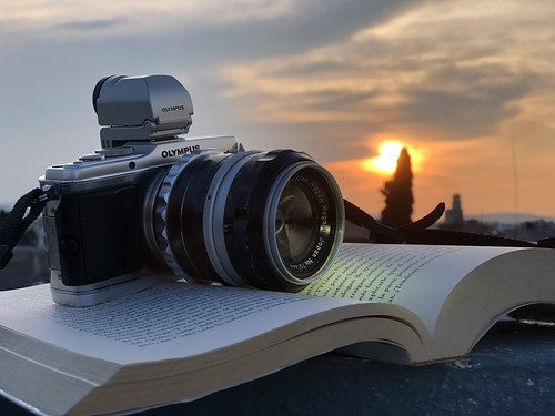 Olympus by NIKONIANO, camera olympus sunset read reading libro libros puestadesol cámara cámaraolympus