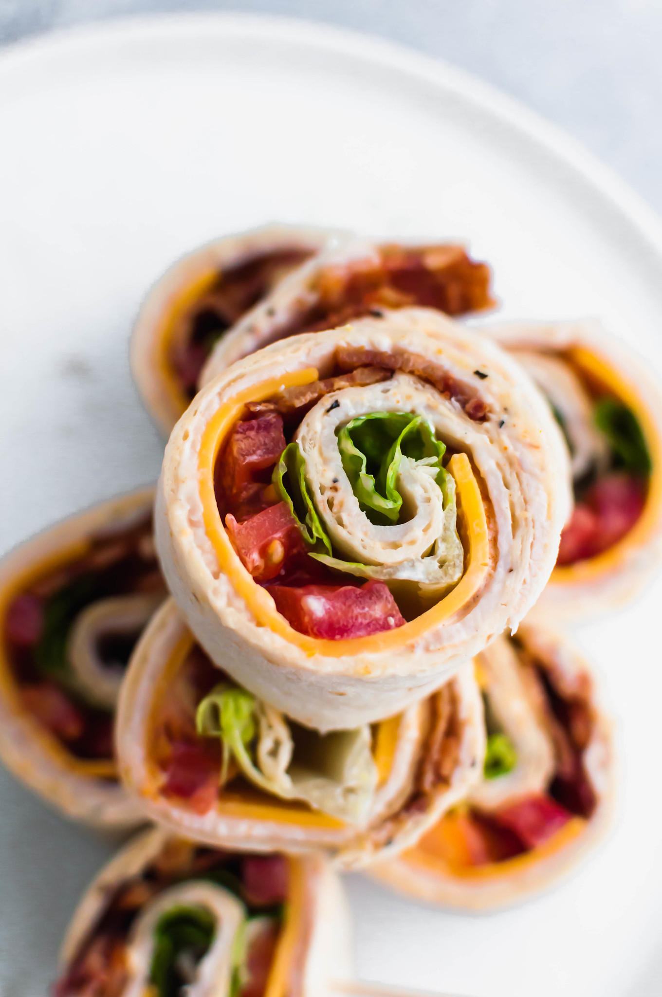 These Turkey Club Pinwheels make an easy lunch or appetizer any day. Spiced mayo, deli turkey and all the club fixings make this poppable bite totally irrestistable. 