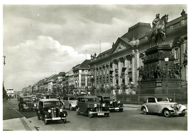 Postcard  Berliner Verkehr,  Unter den Linden c 1940
