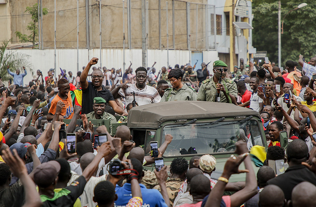 政變後，馬利民眾上街為叛變士兵歡呼。（圖片來源：Moussa Kalapo/ EPA）