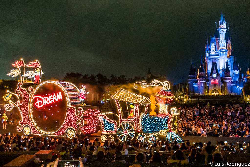 Mickey Mouse en el desfile nocturno de Tokyo Disneyland (&copy; Japonismo)