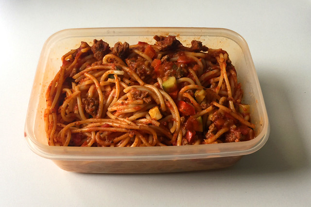 14 - Spaghetti with zucchini & bell pepper in ground meat tomato sauce / Spaghetti mit Zucchini & Paprika in Hackfleisch-Tomatensauce