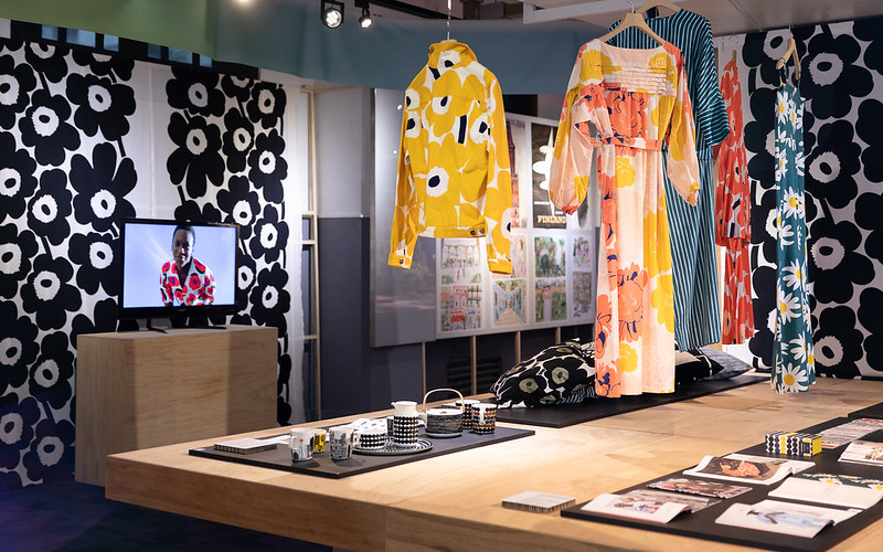 北緯60度的芬蘭設計 - Marimekko 罌粟花圖騰紅遍全球 - 1951年成立的Marimekko足以代表芬蘭服飾及居家產品的風尚，是芬蘭國寶級印花布藝設計品牌