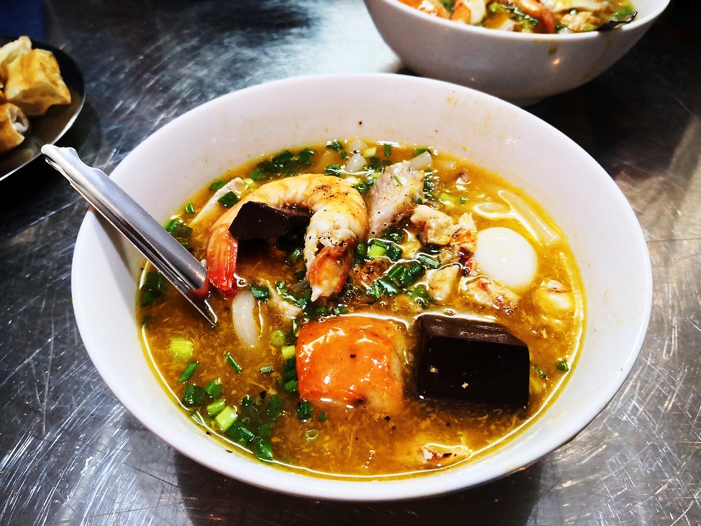 Banh Canh Cua - Crab noodle soup in Ho Chi Minh City