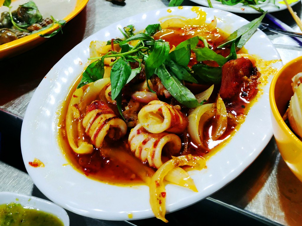 Stir-fry spicy squid in seafood restaurant