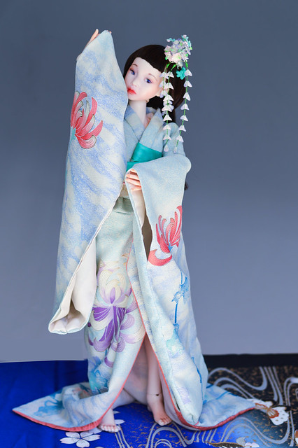 Hazel in blue kimono with Silk Hagi Kikyo Kanzashi.