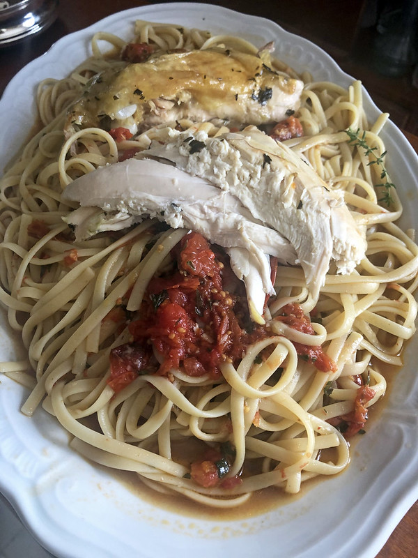 Roast chicken pasta (pâtes au poulet rôti et sauce aux tomates cerise)
