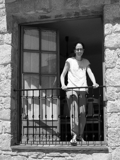Elisava a la finestra-balcó del nostre pis a la plaça dels Països Catalans, Vilallonga de Ter, Ripollès, Girona.