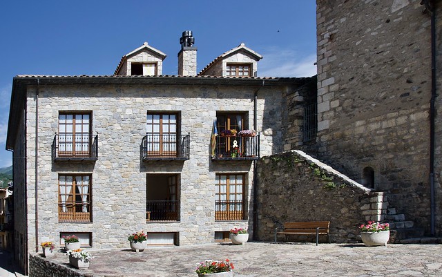 Façana de la casa en la que hi ha la finestra de la foto anterior. Plaça dels Països Catalans, Vilallonga de Ter, Ripollès, Girona.