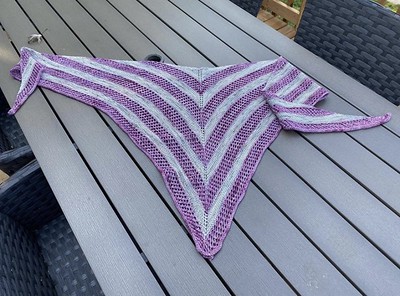 Heidi (@eweandiyarn) knit this gorgeous Delphinia Shawl by Ambah O'Brien for her bestie Jen’s birthday!