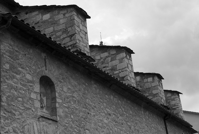 Des de la finestra vista de la part superior de la façana de l’Església de Sant Martí de Vilallonga a la plaça dels Països Catalans, Vilallonga de Ter, Ripollès, Girona.