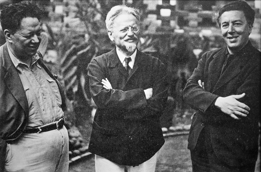 由左至右為墨西哥畫家里維拉、俄國革命領導者托洛茨基和超現實主義先驅布勒東。（攝影：Manuel Álvarez Bravo）