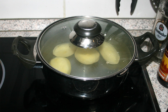 06 - Bring water with potatoes to a boil / Kartoffeln zum kochen aufsetzen