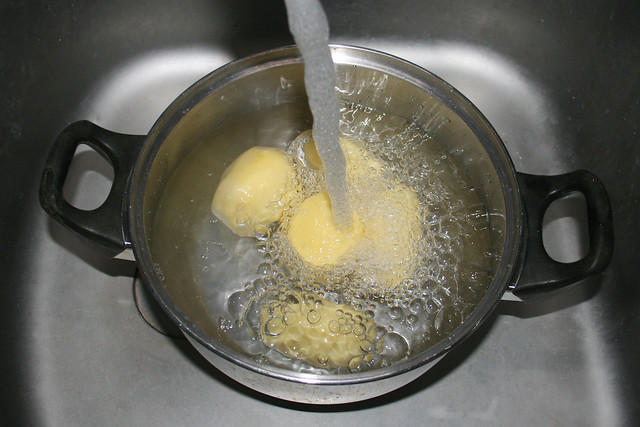05 - Cover potatoes with water / Kartoffeln knapp mit Wasser bedecken