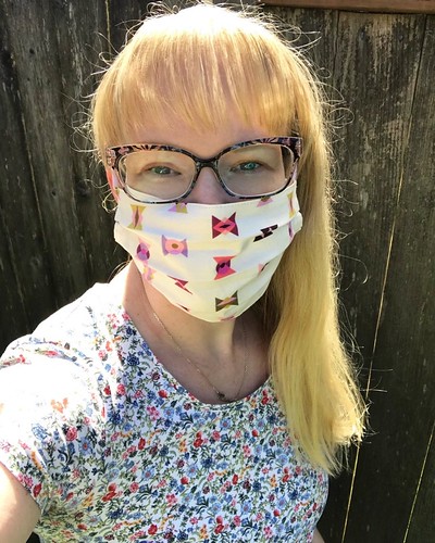 One of my stylish new fabric masks from @bestbean_notavailable. Check out her Etsy shop, RoniasRoom for quirky/cute clothing and accessories.