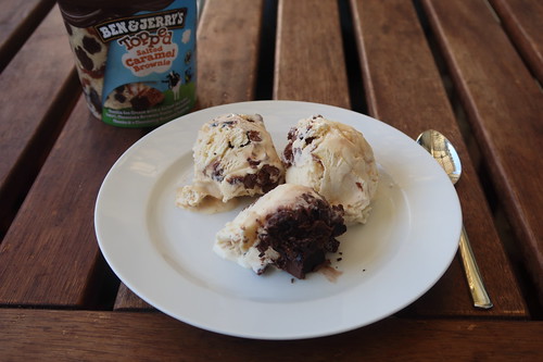 Topped Salted Caramel Brownie (= Vanille-Eiscreme mit gesalzenen Karamell Swirls, Brownies, &-Bits und einem löffelbaren Kakao-Fudge Topping) von Ben & Jerry´s