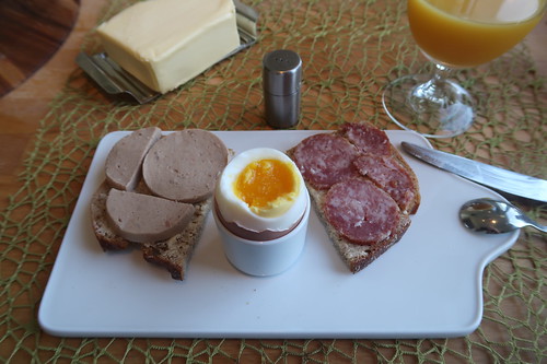 Fleischwurst und Mettwurst auf Dinkelquarkbrot zum Frühstücksei