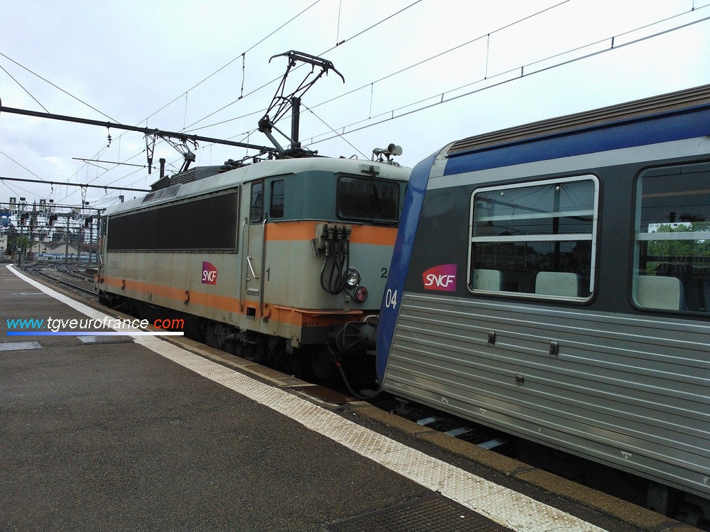 Une locomotive électrique BB25500 grande cabine en gare de Dijon Ville