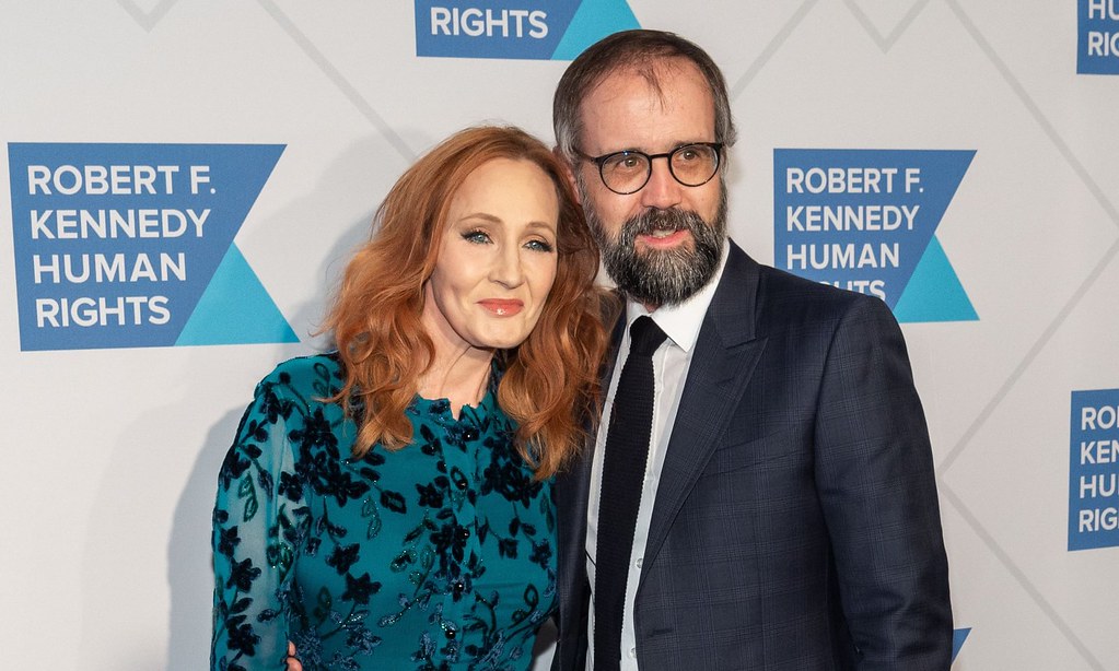 JK羅琳（左）與丈夫出席去年希望漣漪頒獎典禮。（圖片來源：Rex/Shutterstock）
