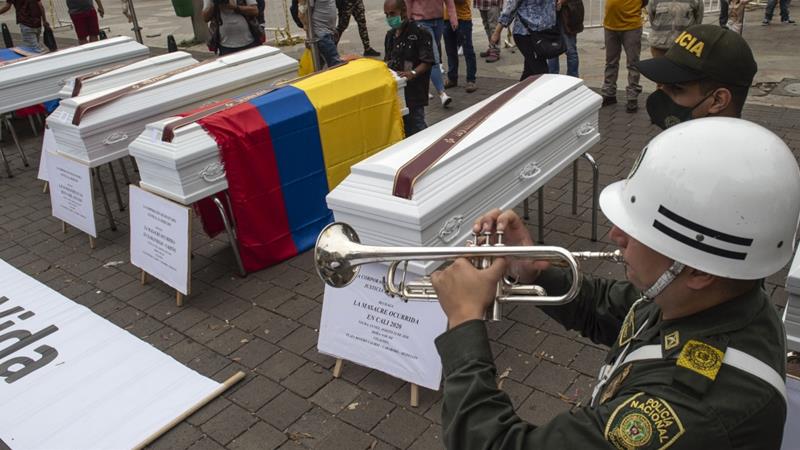 哥倫比亞民眾抬棺抗議暴力與屠殺事件激增。（圖片來源：Joaquin Sarmiento/AFP）