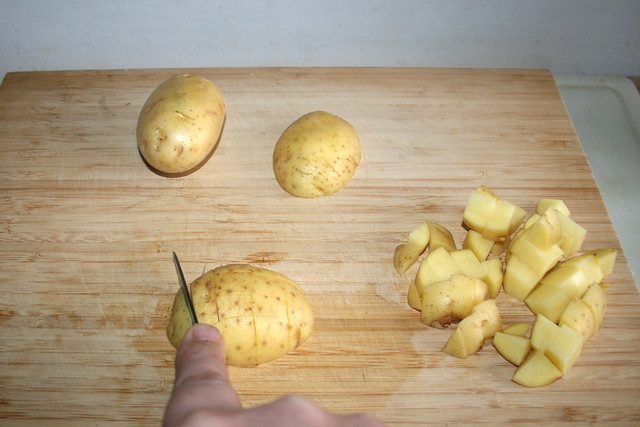 18 - Dice potatoes / Kartoffeln würfeln