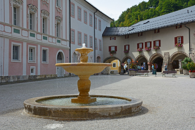 Berchtesgaden - Altstadt (046) - Schlossplatz-Brunnen