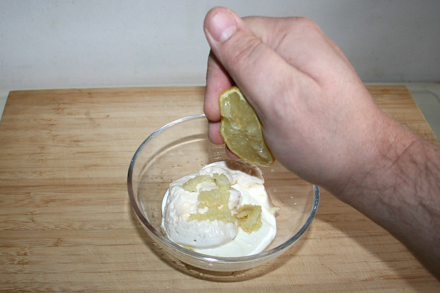 07 - Add lemon juice / Zitronensaft addieren