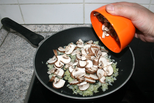 23 - Put mushrooms in pan / Pilze in Pfanne geben