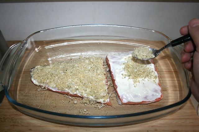 16 - Dredge salmon with panko parmesan mix / Lachsfilet mit Panko-Parmesan-Mischung bestreuen