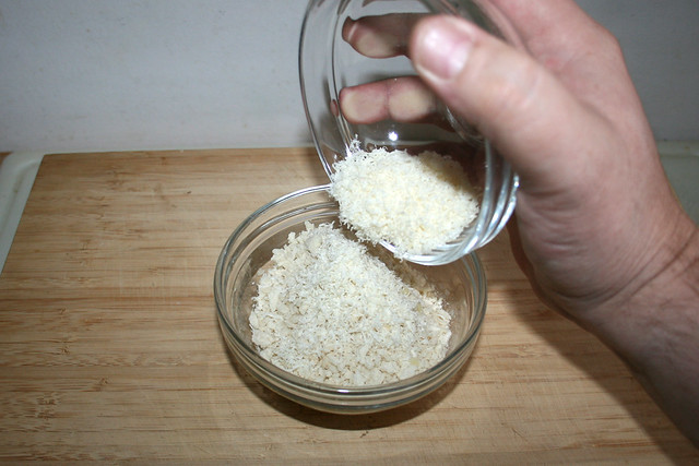 10 - Add parmesan / Parmesan einstreuen
