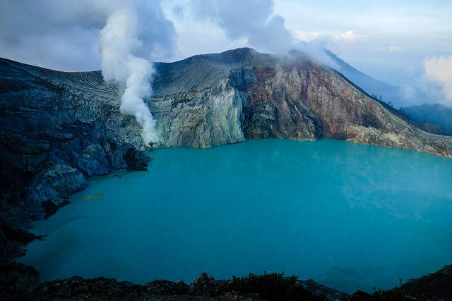 Blick auf den Ijen-Kratersee mit seiner heftig dampfenden Solfatare, Java, Indonesien